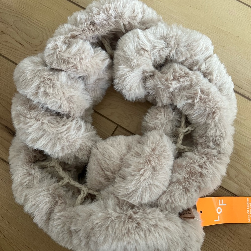 NWT beige faux fur 🧣 scarf neck wrap - Picture 3 of 4